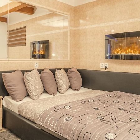 Wellness Studio! Finnish Sauna, Whirlpool, Gym & More! Prague Luaran gambar