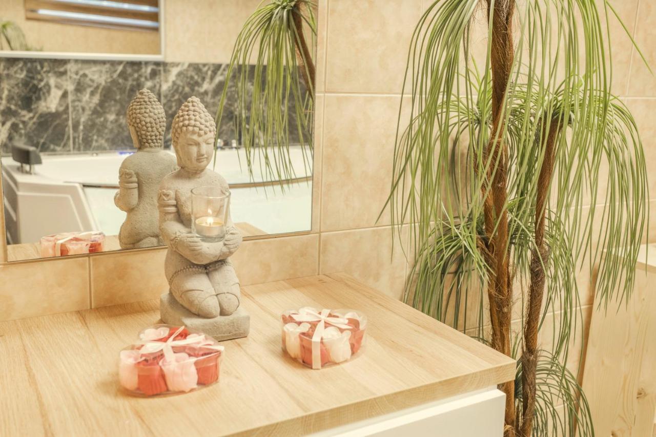 Wellness Studio! Finnish Sauna, Whirlpool, Gym & More! Prague Luaran gambar