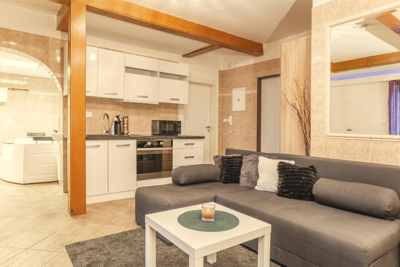 Wellness Studio! Finnish Sauna, Whirlpool, Gym & More! Prague Luaran gambar