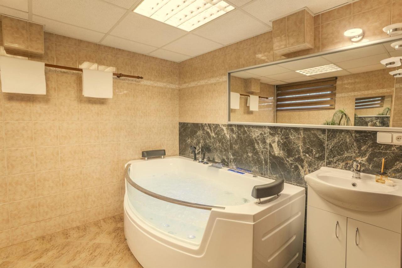 Wellness Studio! Finnish Sauna, Whirlpool, Gym & More! Prague Luaran gambar