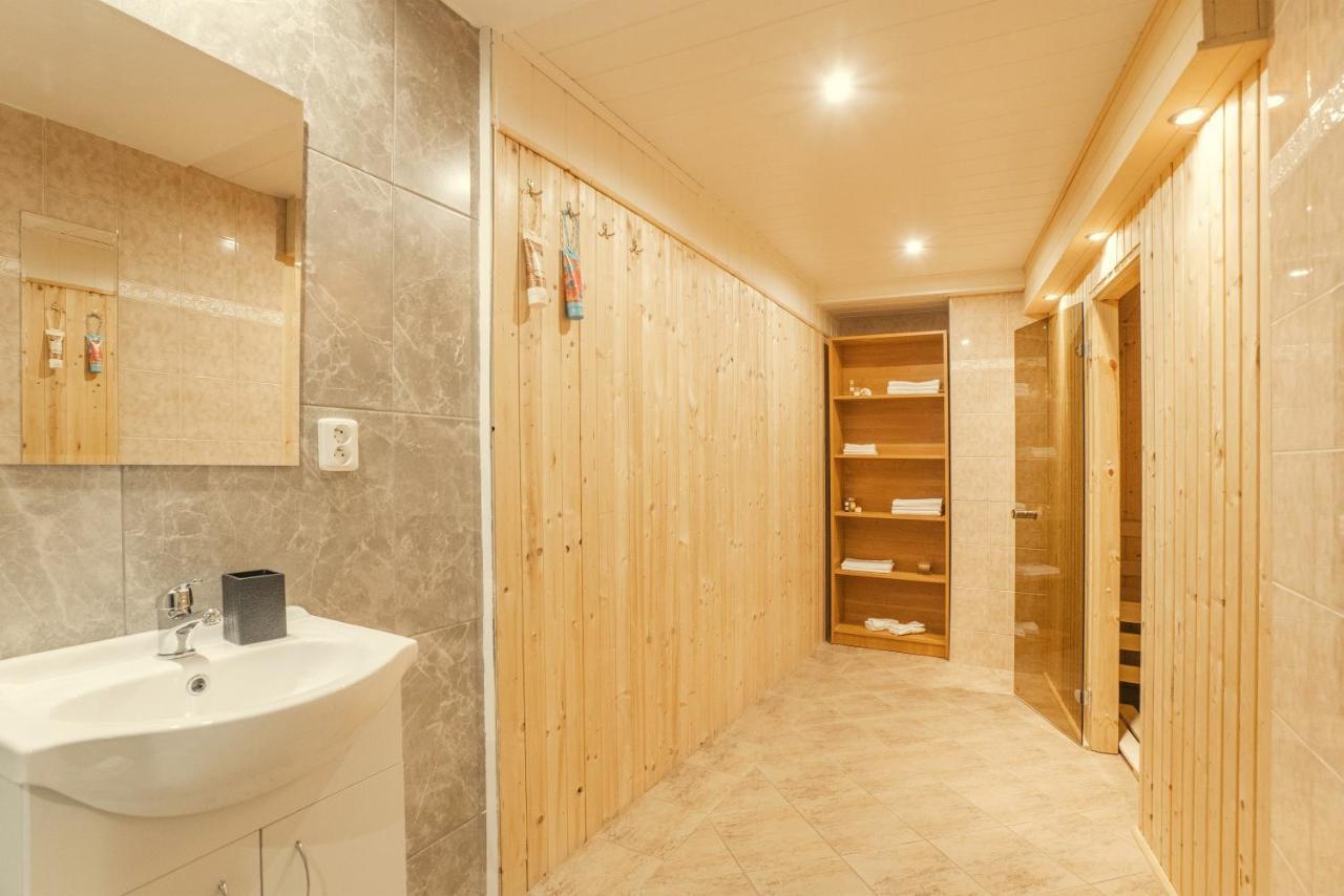 Wellness Studio! Finnish Sauna, Whirlpool, Gym & More! Prague Luaran gambar