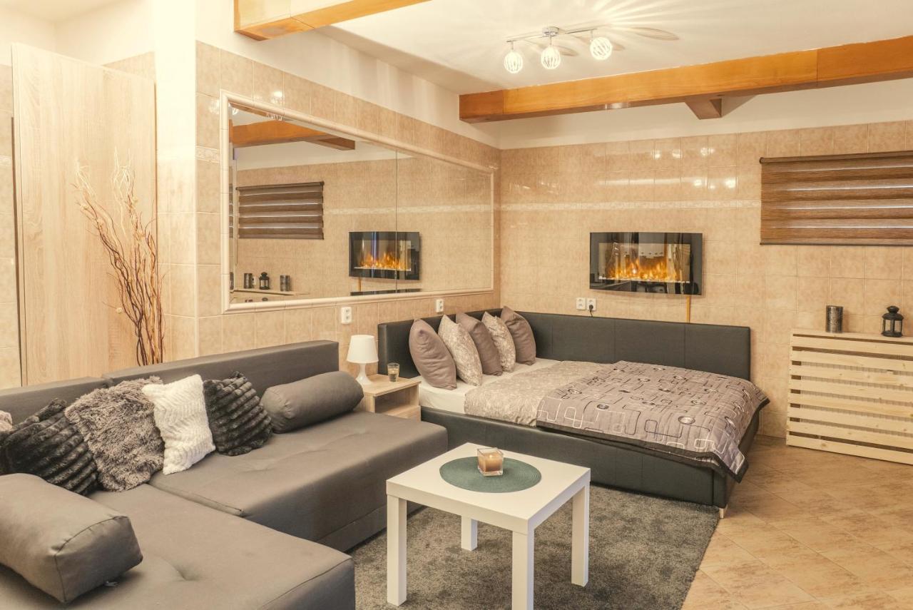 Wellness Studio! Finnish Sauna, Whirlpool, Gym & More! Prague Luaran gambar